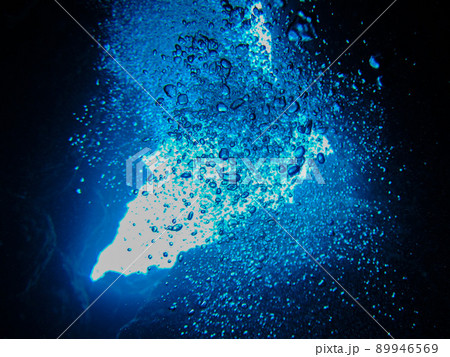 岩穴に吸い込まれる気泡 89946569