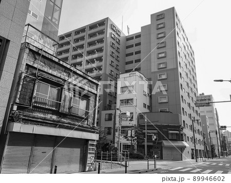 東京神田のオフィス街に残る昭和看板建築 89946602