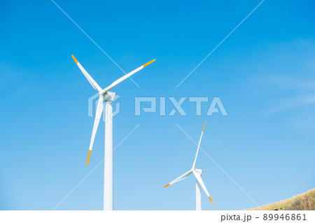 2基の風力発電プロペラ 89946861