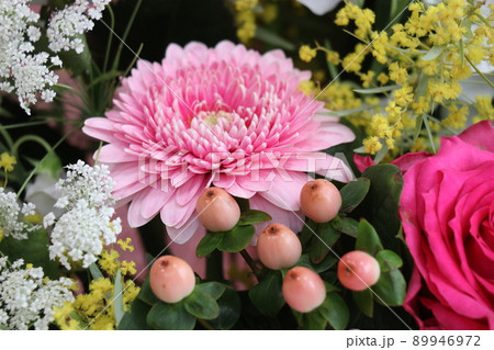 退職祝いに花を贈る 89946972