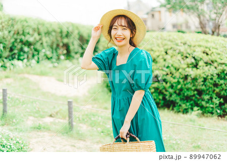 夏の女性イメージ 夏の女性イメージ 89947062