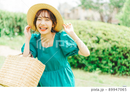 夏の女性イメージ 89947065