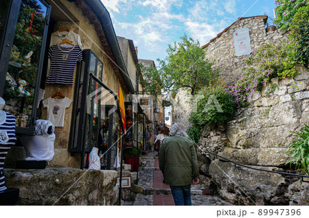 南仏、エズ村の街並み 89947396