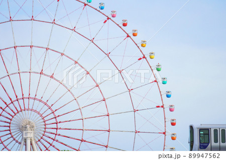 パレットタウンの観覧車をバックに走るゆりかもめ（7300系） 89947562