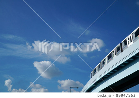 快晴の青空をバックに走るゆりかもめ（7300系） 89947563