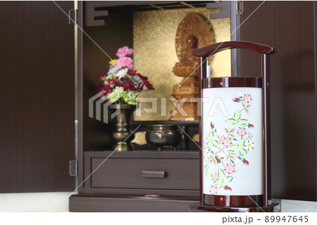 小さいお仏壇の前に飾られた現代風の提灯初盆飾り 89947645