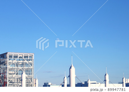 青空に月が見える風景 青空に月が見える風景 89947781