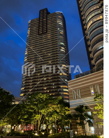 夜のタワーマンションの外観 灯り 夜のタワーマンションの外観 灯り 89947876