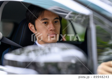 車を運転する男性　ビジネスマン 89948243