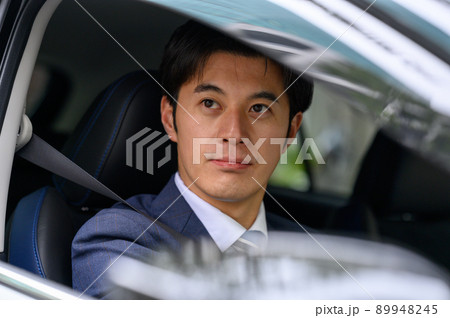 車を運転する男性 ビジネスマン 車を運転する男性 ビジネスマン 89948245