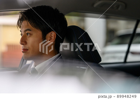 車を運転する男性 ビジネスマン 車を運転する男性 ビジネスマン 89948249