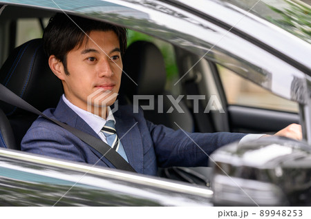 車を運転する男性 ビジネスマン 車を運転する男性 ビジネスマン 89948253