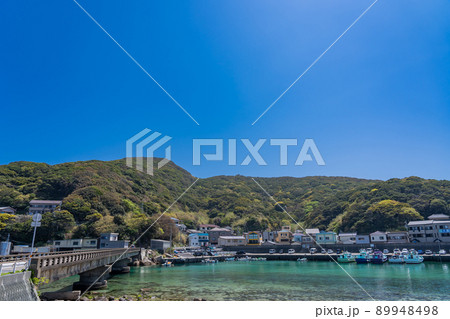 高知県大月町　青い海が透明な四国の先端にある柏島の柏島橋 89948498