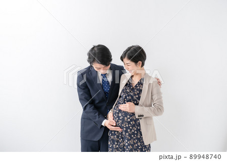 妊婦　カップル　育休 89948740