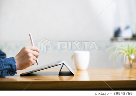 タブレットにペンで作業する男性の手 89948769