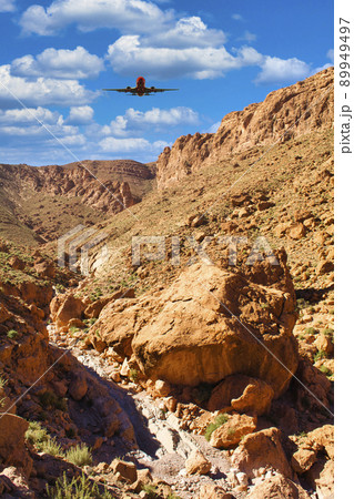 トドラ峡谷上空を飛行する航空機 89949497