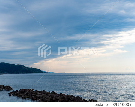初夏の日本海の美しい景色 ダイナミックな雲と晴れの境目の空と海 初夏の日本海の美しい景色 ダイナミックな雲と晴れの境目の空と海 89950005