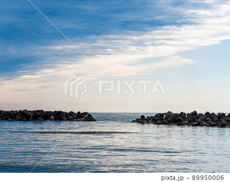 初夏の日本海の美しい景色　ダイナミックな雲と晴れの境目の空と海 89950006