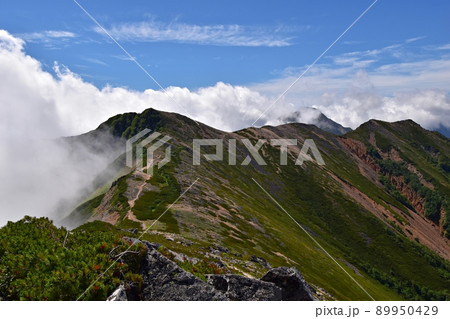 大天井岳から常念岳へ続く縦走路、常念山脈の山並み 89950429