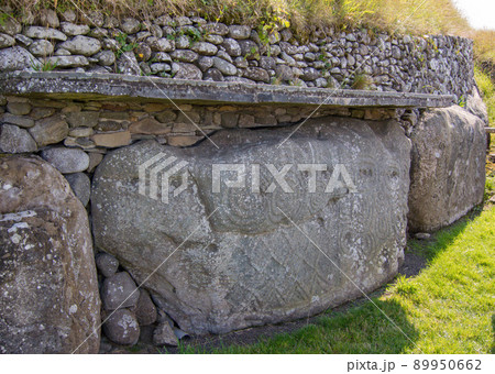 アイルランドの世界遺産、ニューグレンジの巨石 89950662