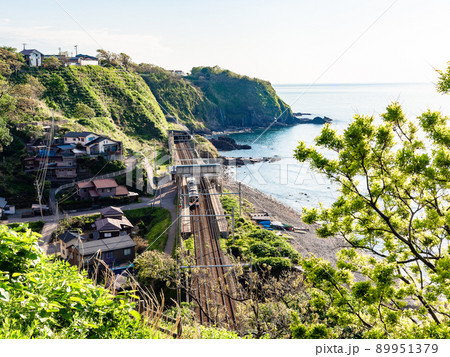 初夏の日本海の美しい景色　とても海に近い景色のきれいな無人駅 89951379