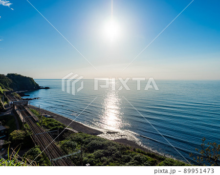 初夏の日本海の美しい景色 とても海に近い景色のきれいな無人駅 初夏の日本海の美しい景色 とても海に近い景色のきれいな無人駅 89951473