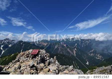絶景の大天井岳山頂　槍ヶ岳、北アルプスの大パノラマ 89951587