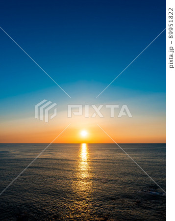 美しい初夏の日本海の夕景　御野立公園から望む美しい夕陽 89951822