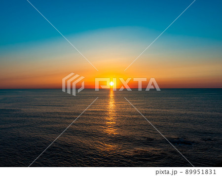 美しい初夏の日本海の夕景 御野立公園から望む美しい夕陽 美しい初夏の日本海の夕景 御野立公園から望む美しい夕陽 89951831