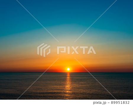 美しい初夏の日本海の夕景　御野立公園から望む美しい夕陽 89951832