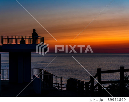 美しい初夏の日本海の夕景 御野立公園から望む美しい夕陽 美しい初夏の日本海の夕景 御野立公園から望む美しい夕陽 89951849