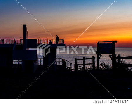 美しい初夏の日本海の夕景 御野立公園から望む美しい夕陽 美しい初夏の日本海の夕景 御野立公園から望む美しい夕陽 89951850
