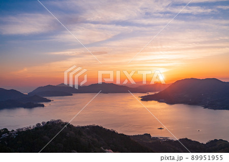 瀬戸内しまなみ海道・岩城島　積善山三千本桜（後方に多々羅大橋）　夕景 89951955