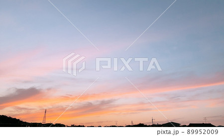 オレンジやピンクに染まる夕空 89952009