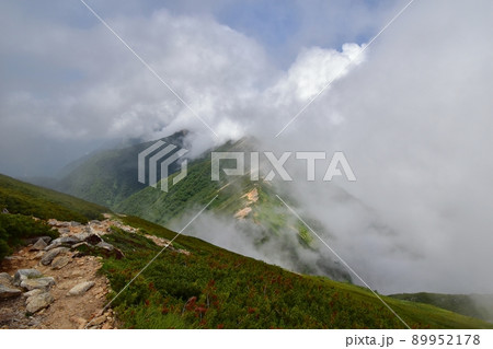 大天井岳から燕岳に向かう縦走路に押し寄せる雲 89952178