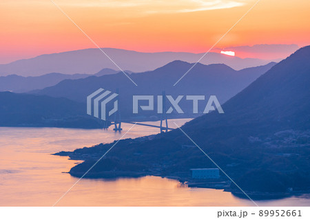 瀬戸内しまなみ海道・岩城島　積善山から望む多々羅大橋　夕景 89952661