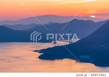 瀬戸内しまなみ海道・岩城島　積善山から望む多々羅大橋　夕景 89952662