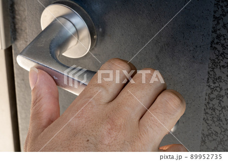 ドアレバーを回す手 89952735
