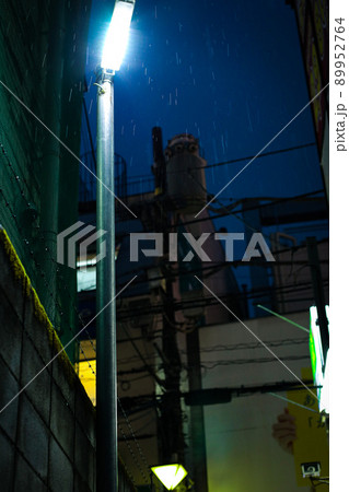 雨の日の街灯 89952764