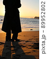 ビーチを歩く女性 89952802