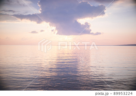 日本沖縄県の離島宮古島の海の絶景 夕暮れの美しいビーチ 89953224