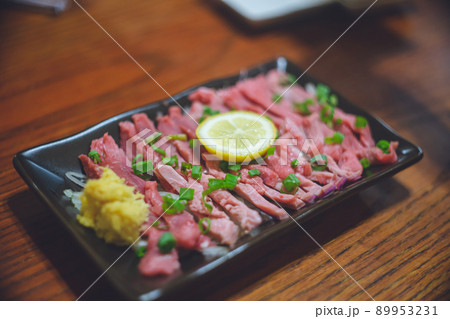 日本沖縄県の離島宮古島の名物ヤギ刺し- やぎ生肉のお刺身 89953231