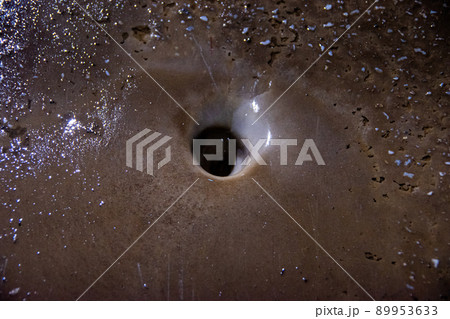 コンクリートに空いた甌穴 89953633