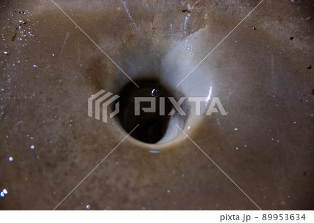 コンクリートに空いた甌穴 コンクリートに空いた甌穴 89953634
