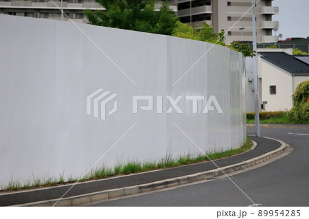 工事現場の仮囲い　万能鋼板 89954285