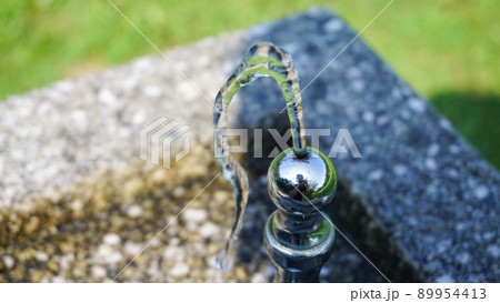 公園の水飲み場 89954413