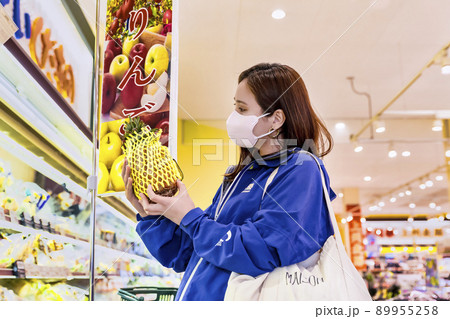 スーパーで果物を買う主婦 スーパーで果物を買う主婦 89955258