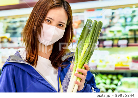 スーパーで野菜を買う主婦　長ネギ 89955844