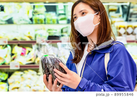 スーパーで野菜を買う主婦　ナス 89955846
