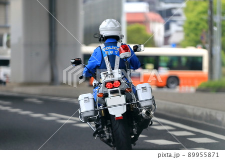 白バイのパトロール　イメージ 89955871